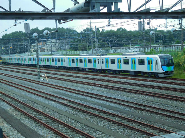 西武鉄道 小手指車両基地に新型通勤車両「40000系」が入線（埼玉