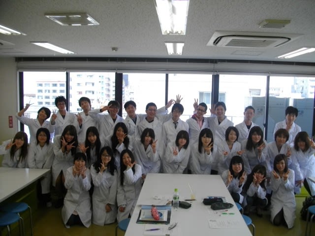 初めての白衣 日本医歯薬専門学校 登録販売者学科 部 昼間部