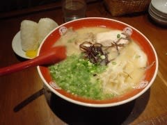 唐そば公園通り店の大盛りラーメンとオニギリ。