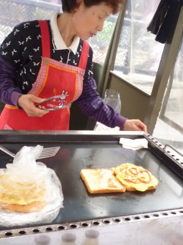 屋台でトーストの朝ご飯