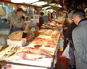 魚どころの特上ごはん73 青森 アウガ新鮮市場 の 津軽海峡と北海道の魚介あれこれ ウマさ特盛り まぜまぜごはん おいしい日本 食紀行