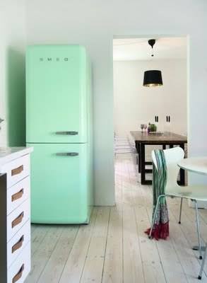 一人暮らしの女性は 可愛い冷蔵庫にも拘って カラー冷蔵庫で毎日おしゃれに
