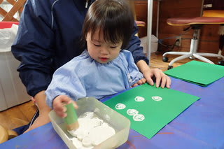 あか すみれ 0歳児 1月壁面製作 おままごと おおわだ保育園 子どもたちの様子