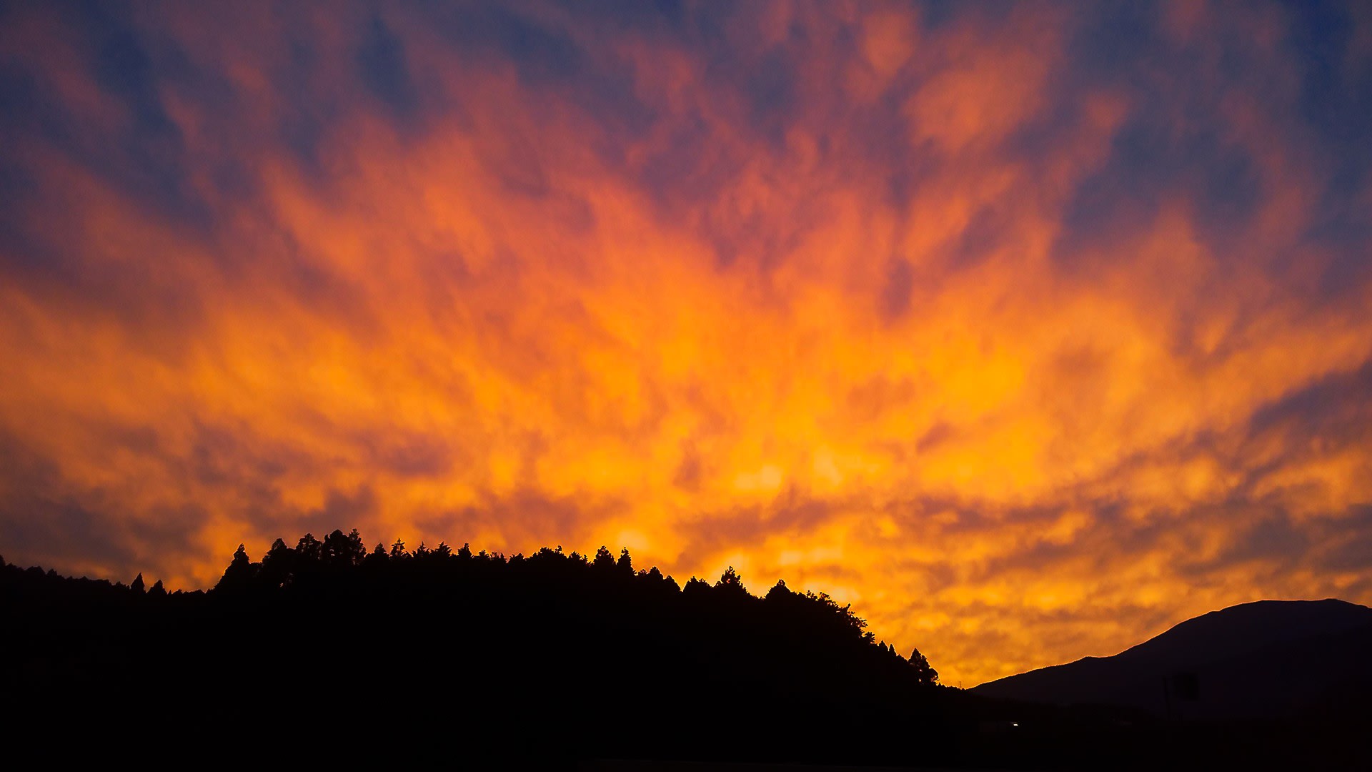 里の夕焼け空の写真