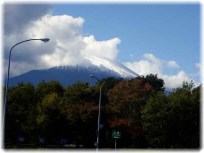 秋の雲がかかった富士山