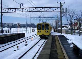 近江鉄道・平田駅に入ってきた八日市線の車両