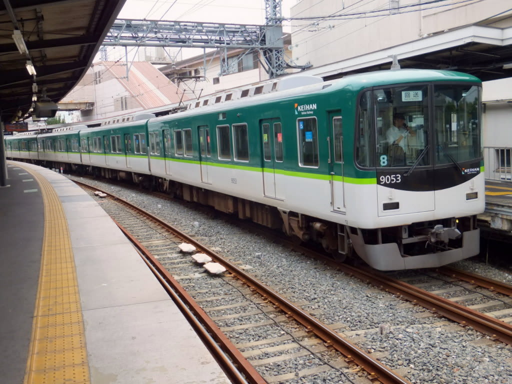 中書島駅4番線停車中の京阪9000系回送