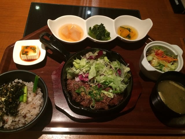 なんば 肉も野菜も食べたくて 赤身鉄板焼ランチ 蒸し料理ダイニング 素馳夢 すちぃ む なんばcity店 じょなさんのひみつきち