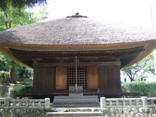 茅葺の中禅寺薬師堂