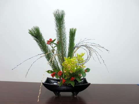正月花 色んな種類と形で 楽しい 池坊 花のあけちゃんブログ明田眞子 花 の力は素晴らしい 広島で４０年 池坊いけばな教室 熱心な方々と楽しく生けてます