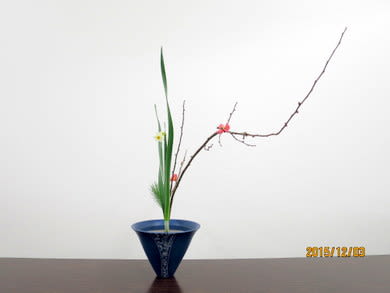 水仙とボケの シンプル生花 池坊 花のあけちゃんブログ明田眞子 花の力は素晴らしい 広島で４０年 池坊いけばな教室 熱心な方々と楽しく生けてます