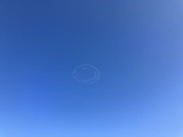松本の青い空にニコニコマーク（スマイルマーク）出現