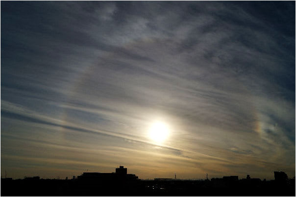 太陽の暈と幻日 と 太陽柱の中を飛ぶana など Maicoの あ ら か る と 太陽の暈と幻日 と 太陽柱の中を飛ぶana など Maicoの あ ら か る と