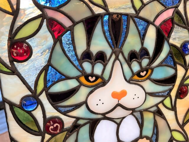カラフルな花に囲まれた猫 ヴィンテージ ステンドグラス ローウェル・エレーロ置物