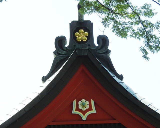 深志神社　拝殿北側　梅鉢懸魚（うめばちげぎょ）