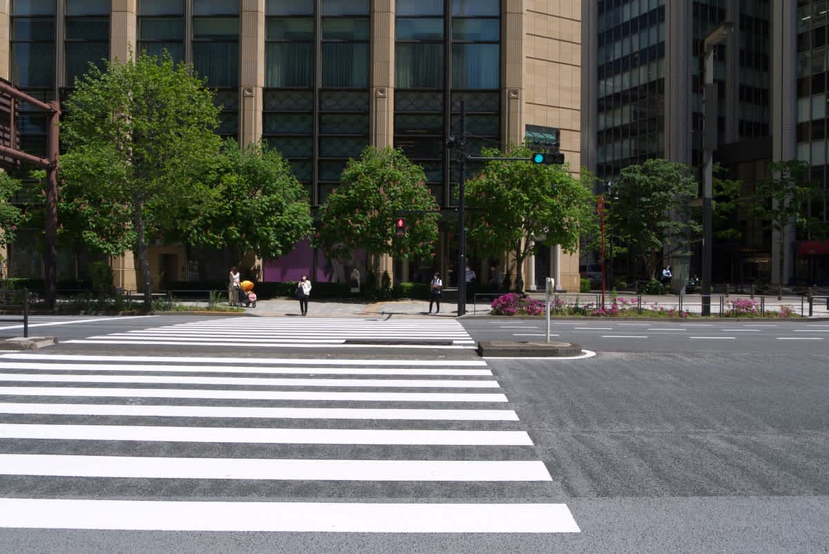 ４月の丸の内 晴海通り 日比谷交差点から丸の内仲通り 帝劇ビル前まで ｐａｒｔ１ 緑には 東京しかない