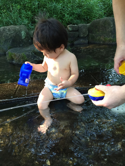 赤ちゃんと稲田公園で水遊び コケティッシュ