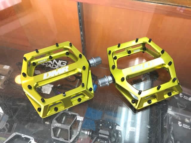 新品　DMR VAULT フラットペダル　 マウンテンバイク　MTB イエロー 新品 DMR VAULT フラットペダル マウンテンバイク MTB イエロー
