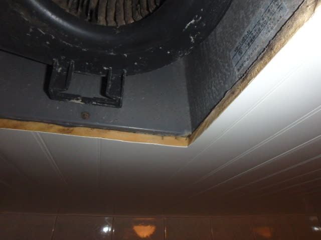 浴室換気扇 天井裏がカビだらけ 栄電気のココロ