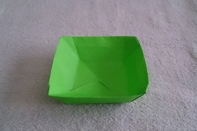 折り紙で四角形の花紋小鉢を折ってみました スッキリとした美しい小鉢です 日だまりのエクセルと蝉しぐれ