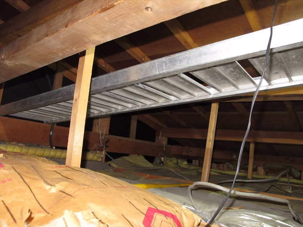 台所のｄｉｙリフォームのお話 屋内配線のやり直し 天井裏に潜って古い配線を撤去した オクテック ガレージ ブログ Oku Tec Garage