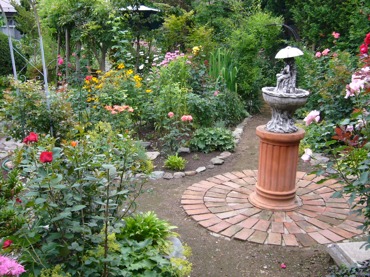 バラ庭の始まりはレンガサークル作りから 癒しの庭