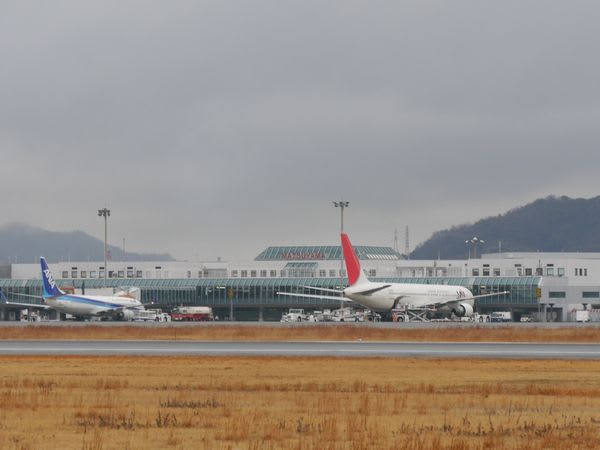 小雨の松山空港で 1月15日 むっちゃんのブログ