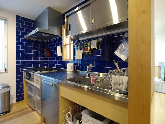 ブルーのタイルのキッチン Home Room シンプルな暮らしと家