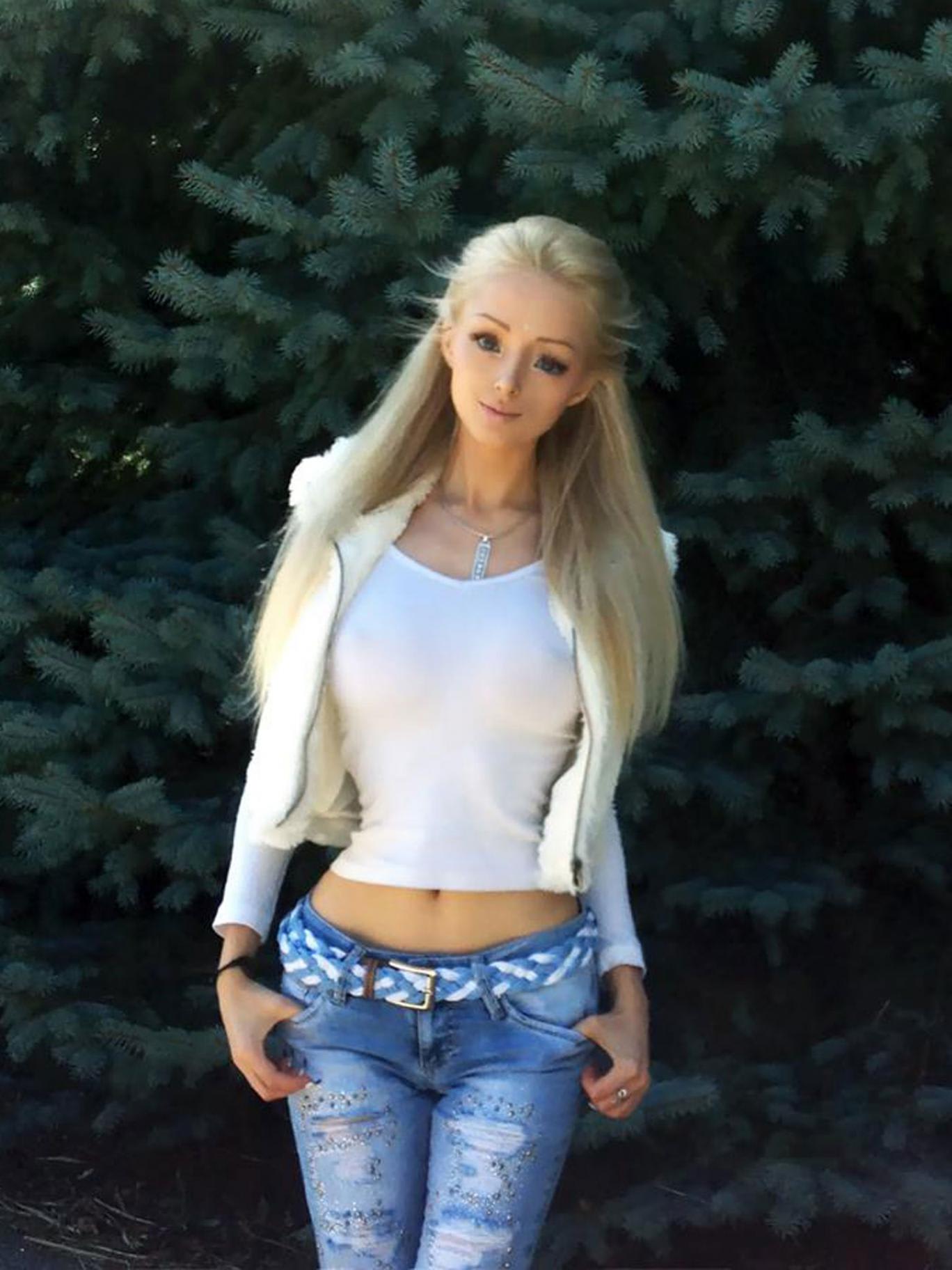 ウクライナの「人間バービー(Human Barbie)」は、空気と光で生活したい。 - 世界メディア・ニュースとモバイル・マネー