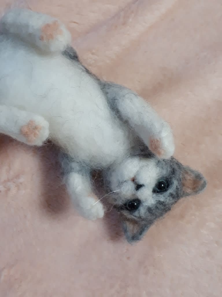 羊毛フェルト　猫　スフィンクス座りのサバトラ猫ちゃん 羊毛フェルト 猫 スフィンクス座りのサバトラ猫ちゃん