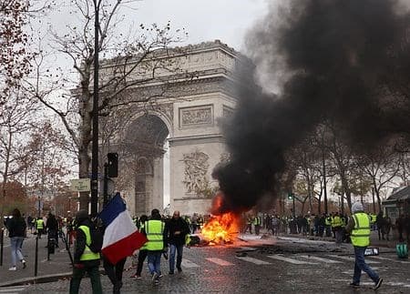 2018 11 24 パリで燃料増税抗議デモ【保管記事】