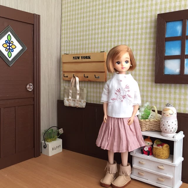 ボブリカちゃん☆茶色い扉の背景ボード - ハンドメイドとお人形通信 