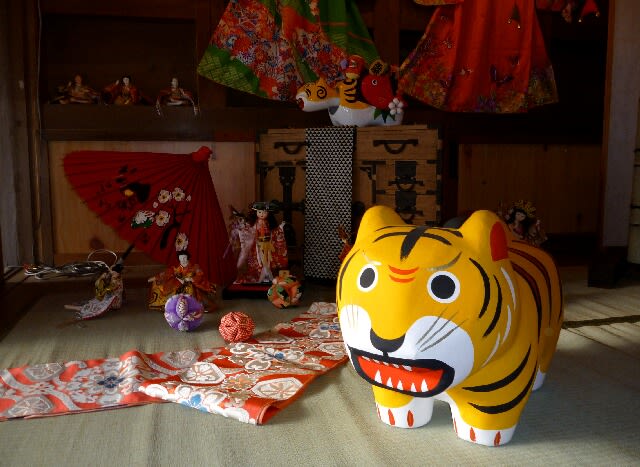 お店の中に飾られていた虎の人形