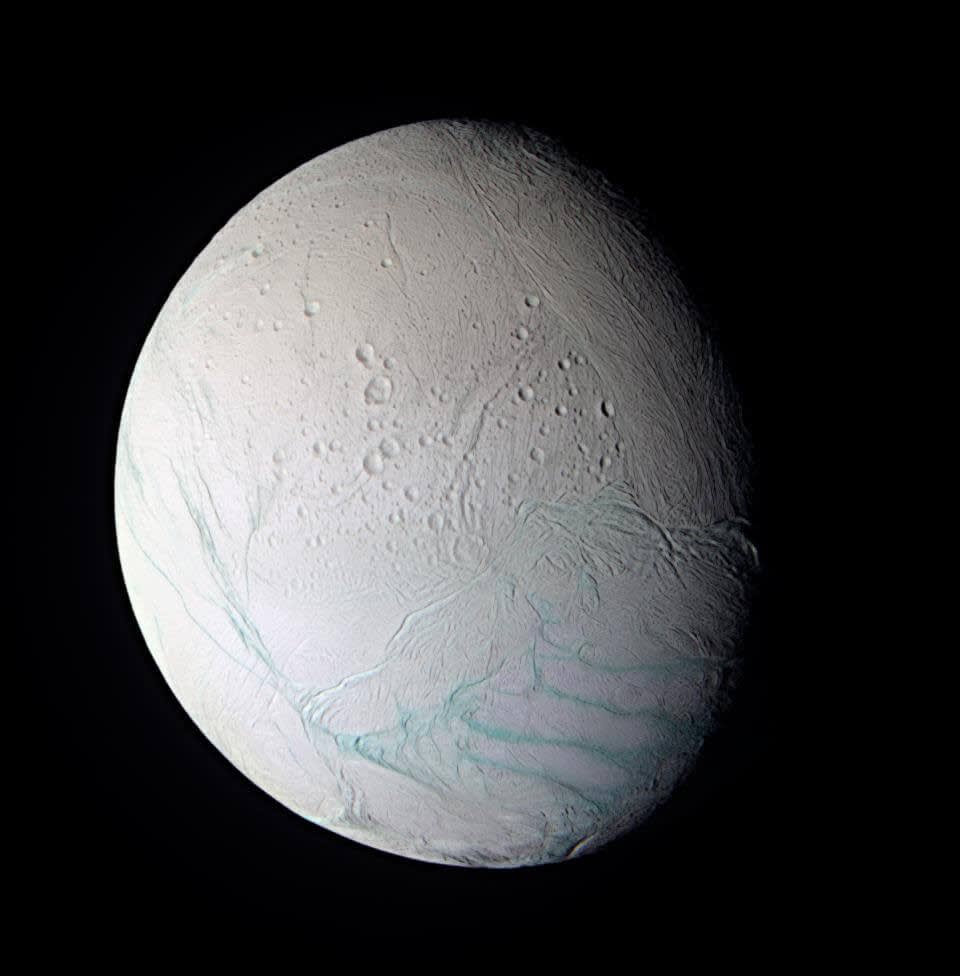 土星探査機“カッシーニ”の狭角カメラで2005年7月14日に撮影されたエンケラドス。紫外線、可視光線、赤外線のフィルターを使用して取得したデータを元に作成。（Credit: NASA/JPL/Space Science Institute）