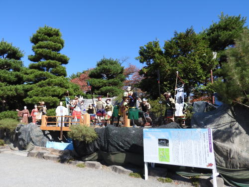 松本城本丸庭園内では人形飾り物展