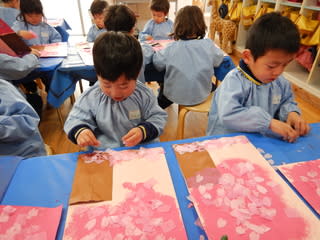 あお 3歳児 壁面製作 おおわだ保育園 子どもたちの様子 あお 3歳児 壁面製作 おおわだ保育園 子どもたちの様子