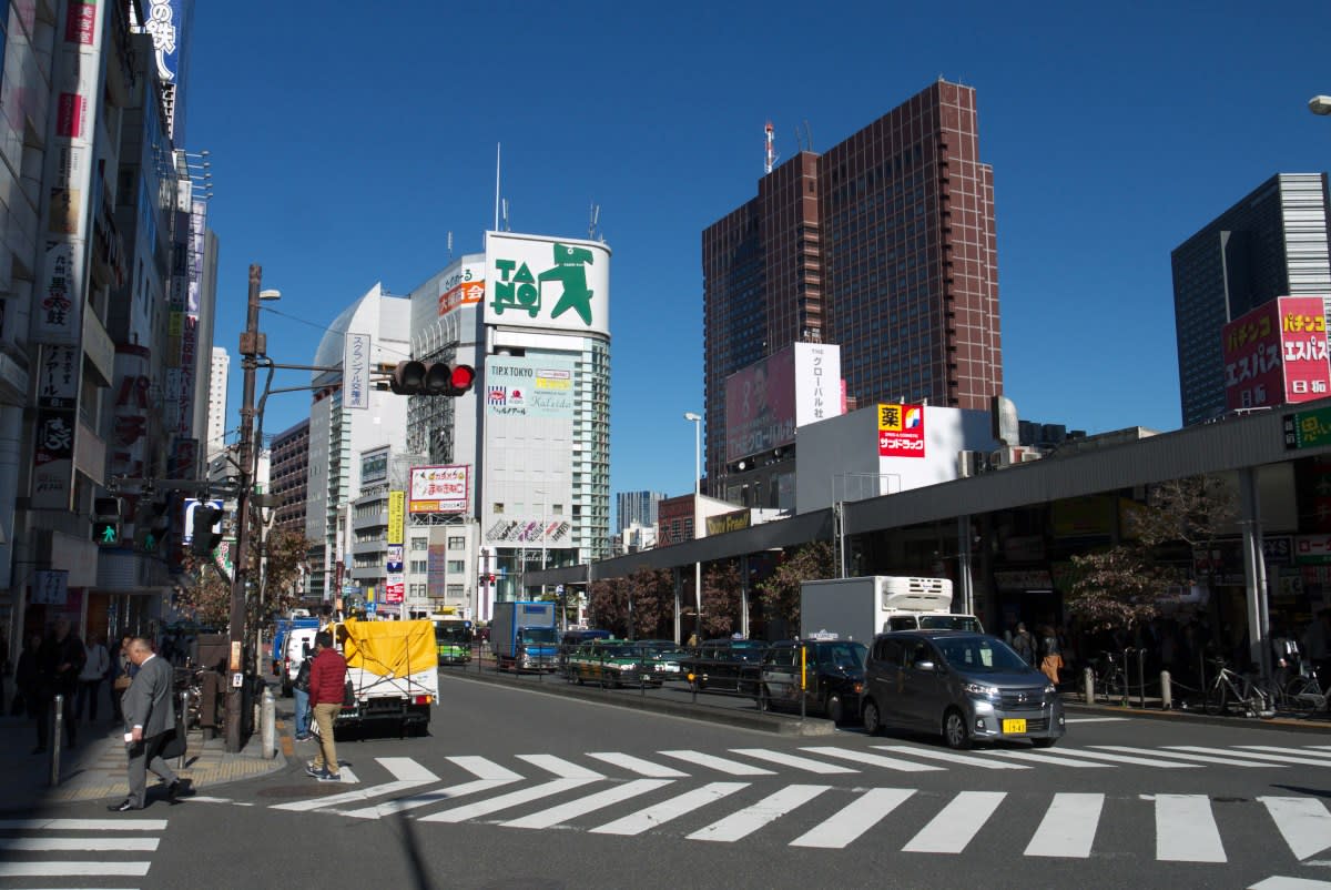 １１月の新宿西口 新宿大ガードからｊｒ新宿駅西口駅前広場へ ｐａｒｔ２ 緑には 東京しかない