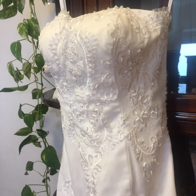 美品 ウェディングドレス 中古 オフホワイト Aライン 9号 ベール・手袋