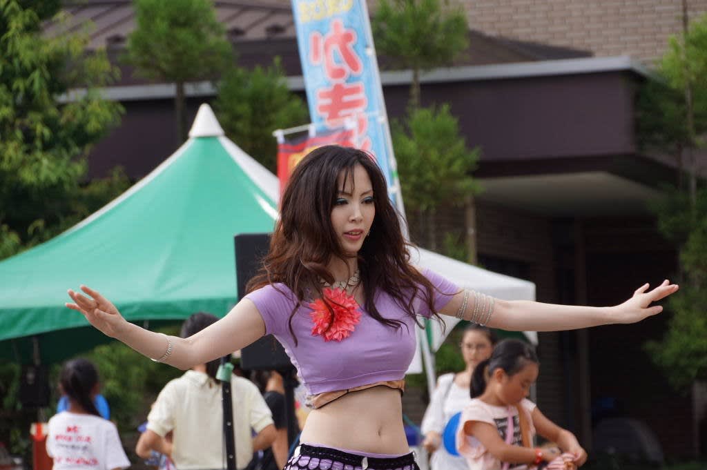 ベリーダンサーってスタイル良い人多いね 大道芸がやって来る
