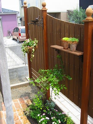 おしゃれなウッドフェンスとパーゴラ施工 有機栽培 無農薬の庭づくり ガーデンカウンセラーたみこさんのブログ
