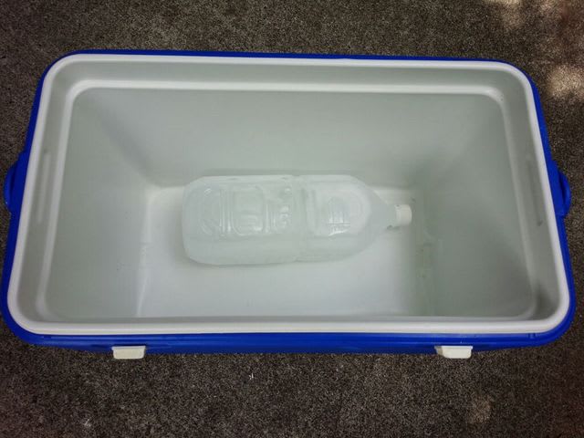 クーラーボックスに入れる保冷剤はペットボトルに水を入れて凍らせたモノが最適 釣り ソードルアーズ
