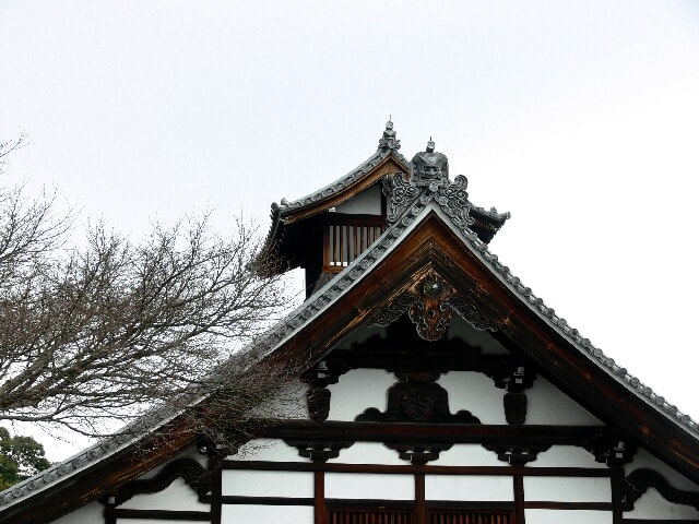 天龍寺本堂参拝受付前から風格ある屋根を見上げる