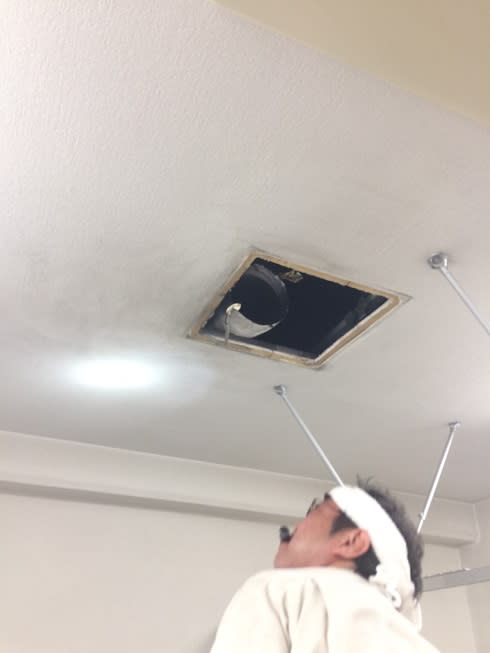 事務所の天井埋め込み型の換気扇の交換 栄電気のココロ 事務所の天井埋め込み型の換気扇の交換 栄電気のココロ