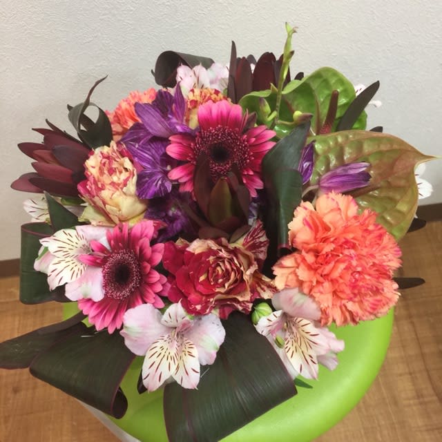 ガーベラ リュウカデンドロンなどを使ってオシャレな花束 Sefa フラワーアレンジメントスクール セファのブログへようこそ