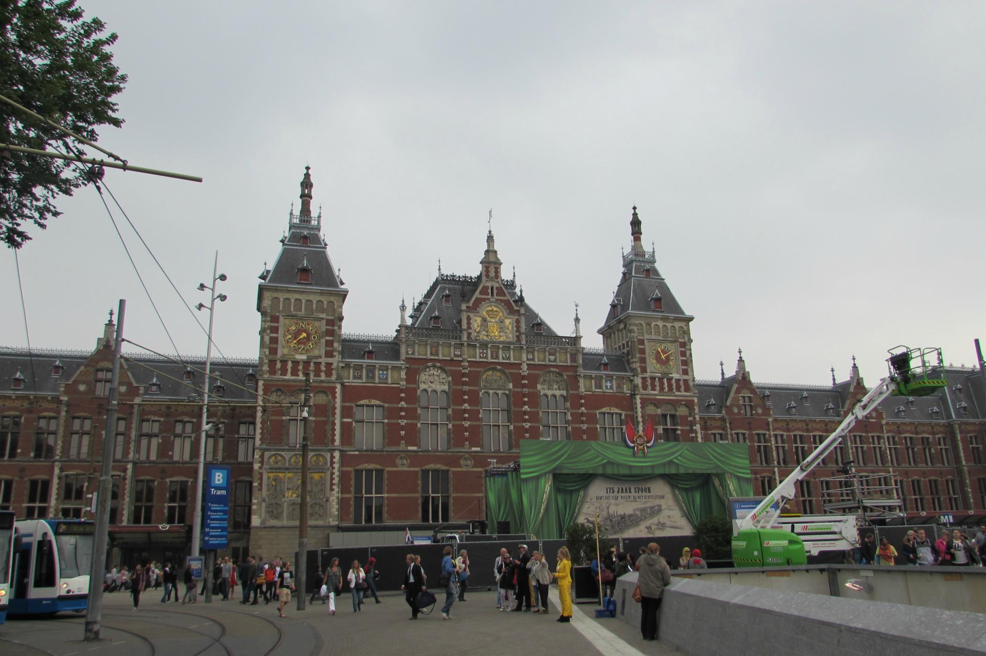 アムステルダム市内観光 アムステルダム中央駅 旧教会 旅行 写真で紹介