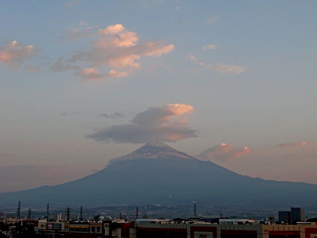 雨の天気予報士の笠雲の富士山 東奔西歩の 出路迦芽 写真館