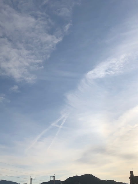 空にエース a の文字が 何だかラッキーな気分です 飛行機雲のいたずら 能率技師のメモ帳 中小企業診断士 社会保険労務士のワクワク広島ライフ 空にエース a の文字が 何だかラッキーな気分です 飛行機雲のいたずら 能率技師のメモ帳 中小企業診断士 社会保険労務士のワクワク広島ライフ