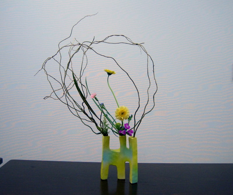 ウンリュウヤナギ の曲線で球形を作り 自由花 池坊 花のあけちゃんブログ明田眞子 花の力は素晴らしい 広島で４０年 池坊いけばな教室 熱心な方々と楽しく生けてます