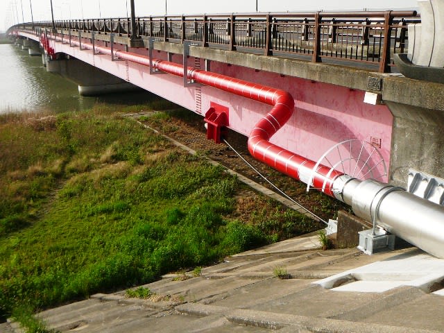 矢作川大橋の配管の画像