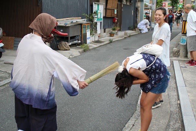 西小路八幡太神社にぎわいまつり 天狗まつり を子どもたち楽しむ トピックス 箕面市立箕面小学校 西小路八幡太神社にぎわいまつり 天狗まつり を子どもたち楽しむ トピックス 箕面市立箕面小学校